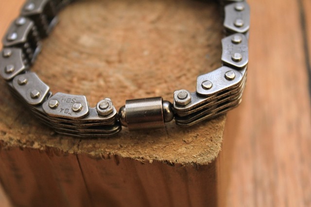 Les bracelets chaîne moto pour enfant
