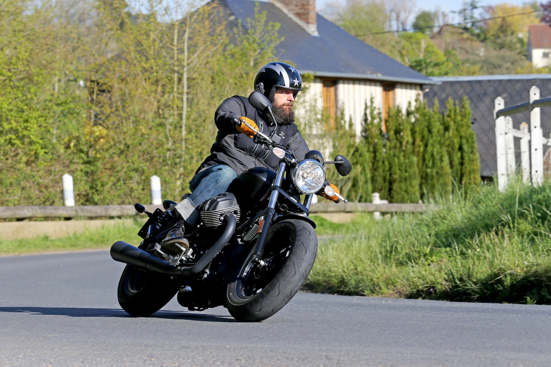 Moto Guzzi V9 Roamer bobber test avis café racer 4h10