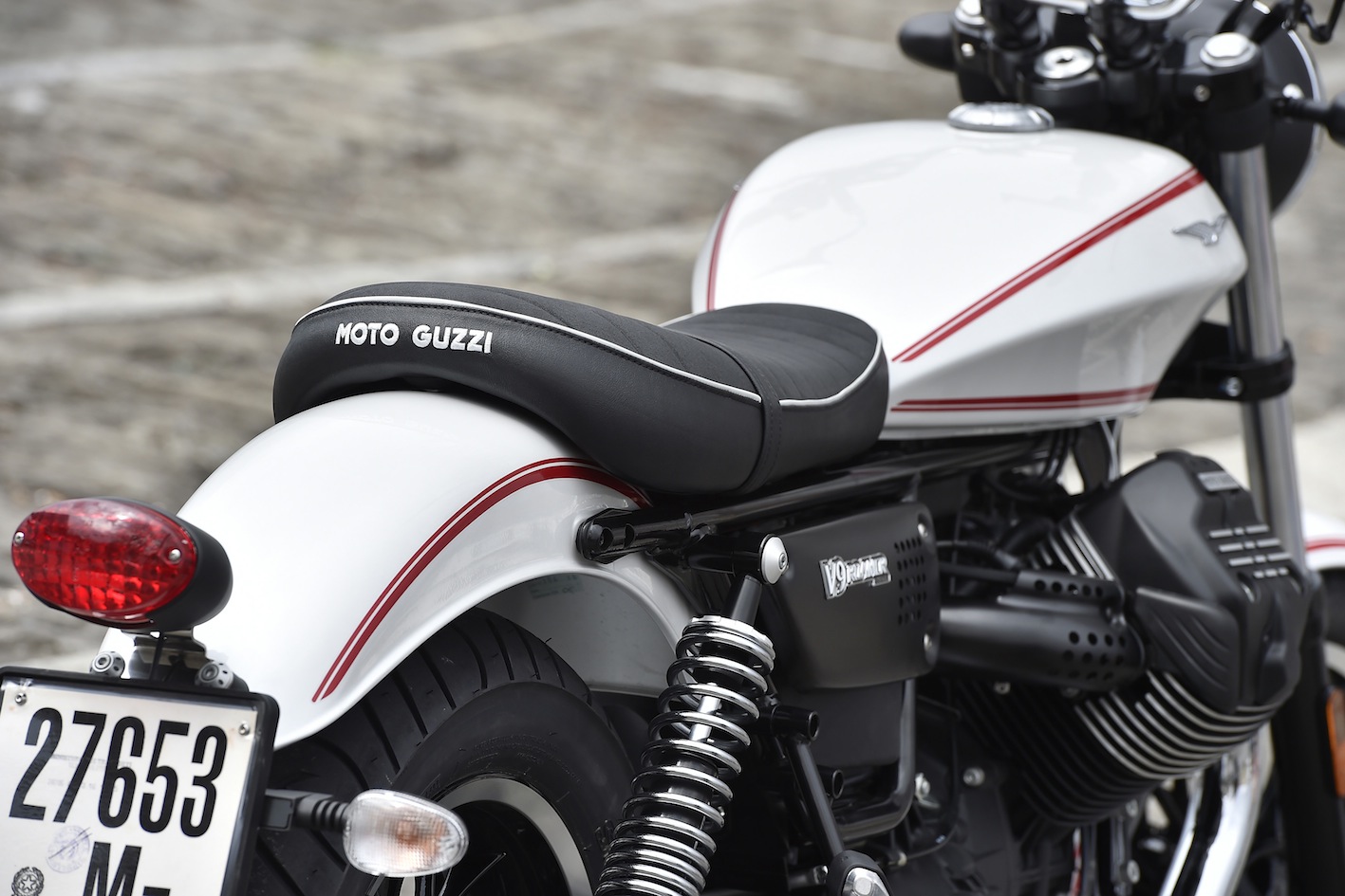 Moto Guzzi V9 Roamer bobber test avis café racer 4h10