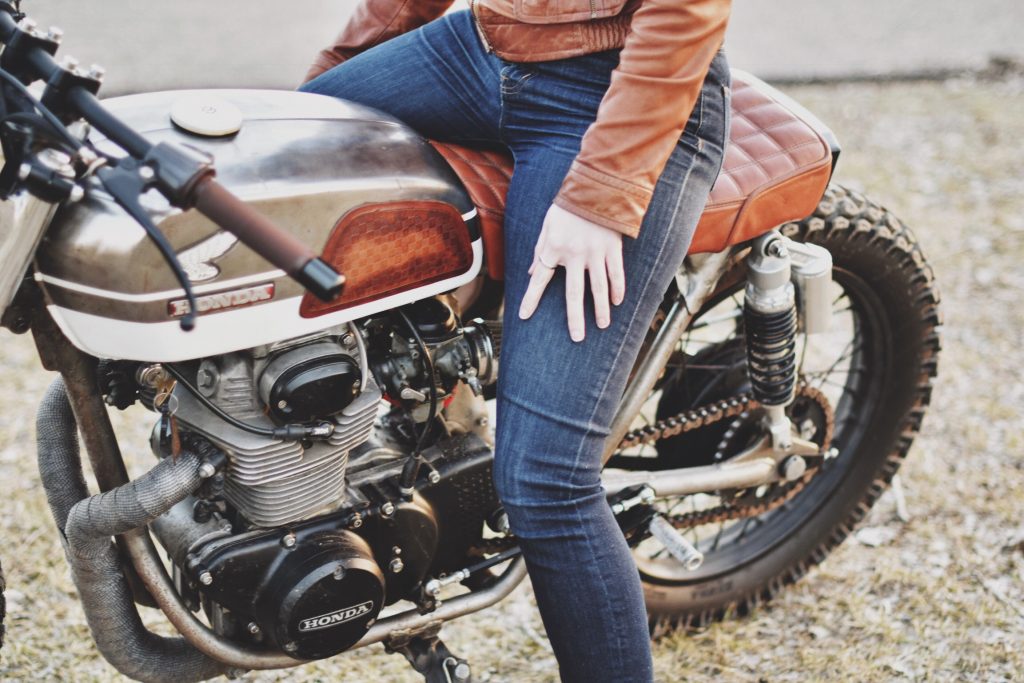 Gazoline Romantic-Nicole Rath-moto-kustom-Custom-Washington-Minneapolis-bikeuse-motarde-femme-motorcycle-The Moto Collective-préparation-rideuse-bike-