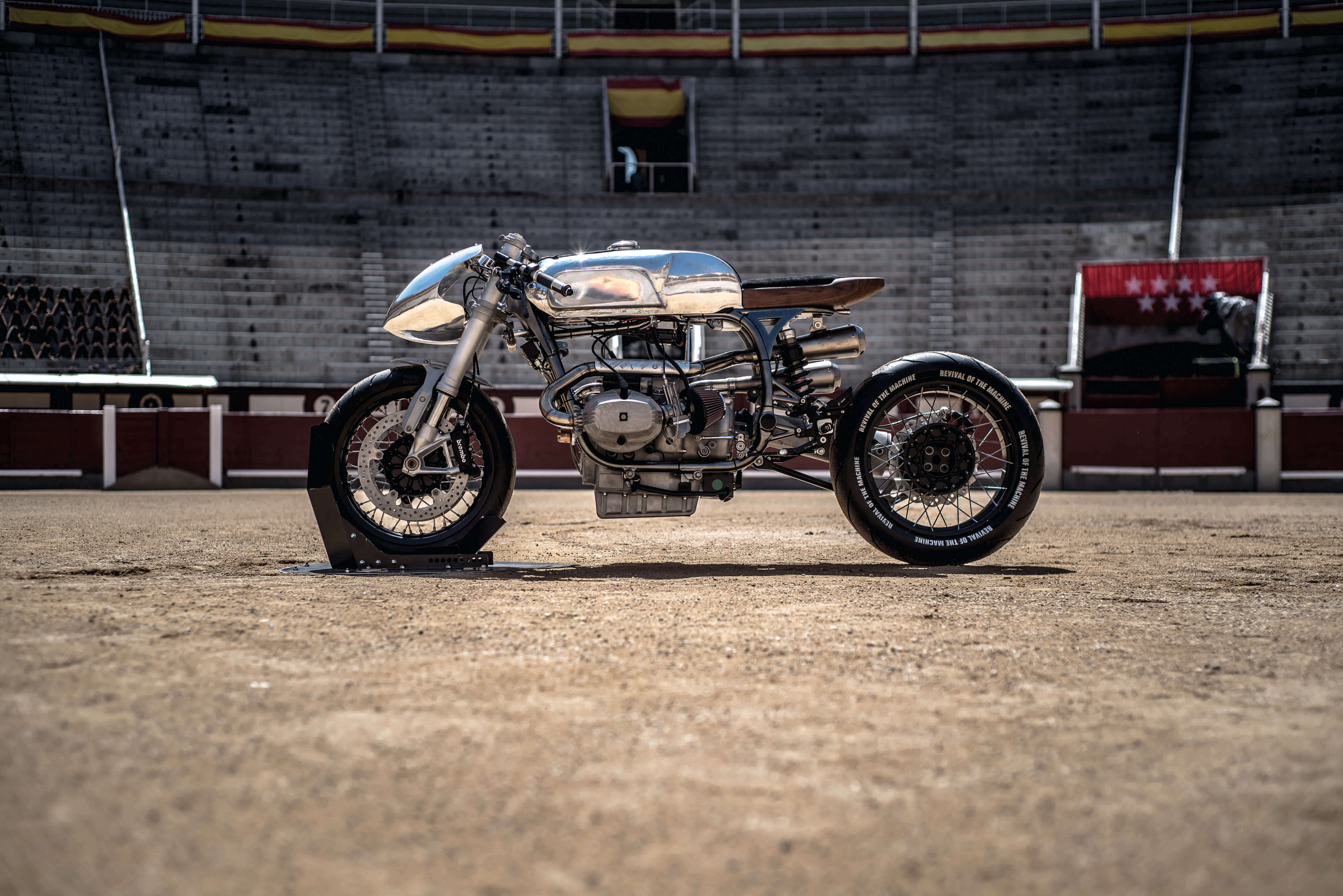 cafe racer R100 revival of the machine