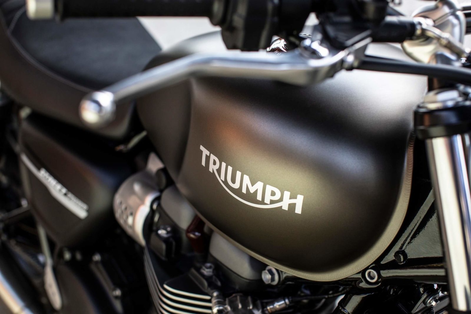 Triumph Street Twin street scrambler 2018 2019 avis test puissance essai comparo comparatif