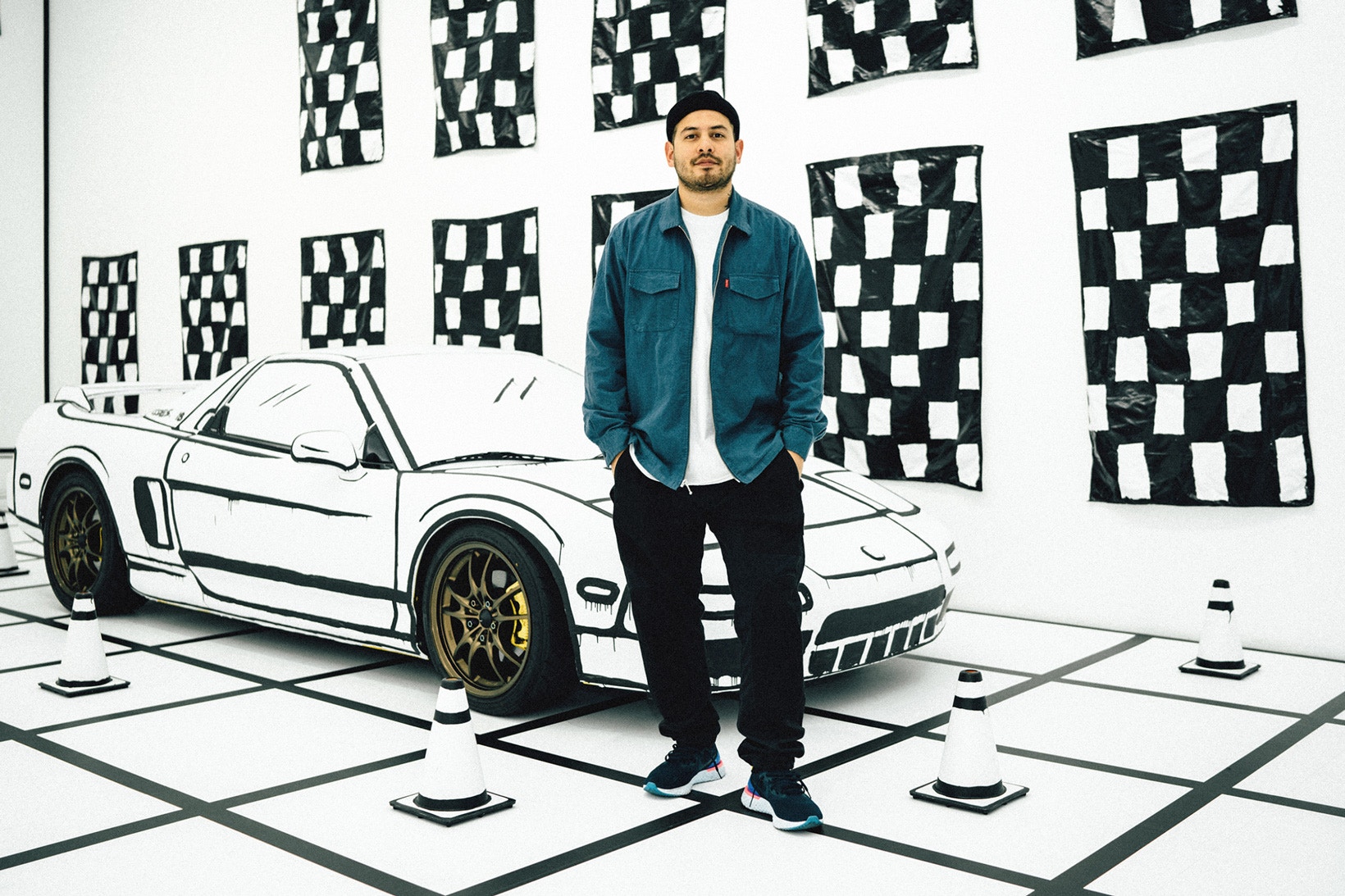 Joshua Vides pose devant son Acura NSX