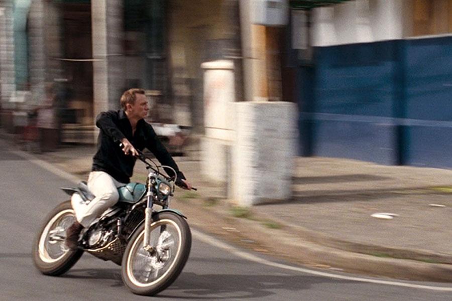 Dans Quantum of Solace, 007 fait un petit tour sur une Montesa Cota 4RT