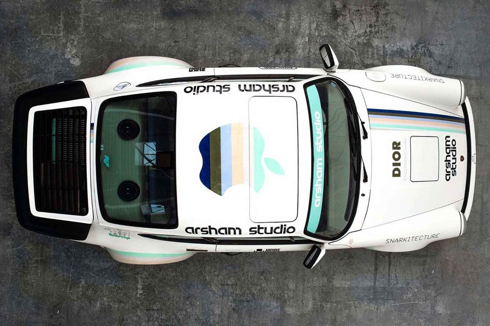 Vue du dessus de la Porsche de Daniel Arsham