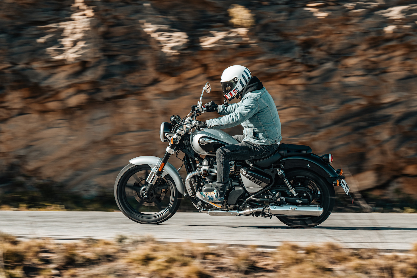 Housse De Moto 4 Saisons Royal Enfield Super Meteor 650 - Bâche Résistante, Anti-UV, Avec Trous De Verrouillage