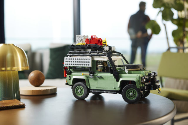 Lego Land Rover Classic Defender 90 4H10.com