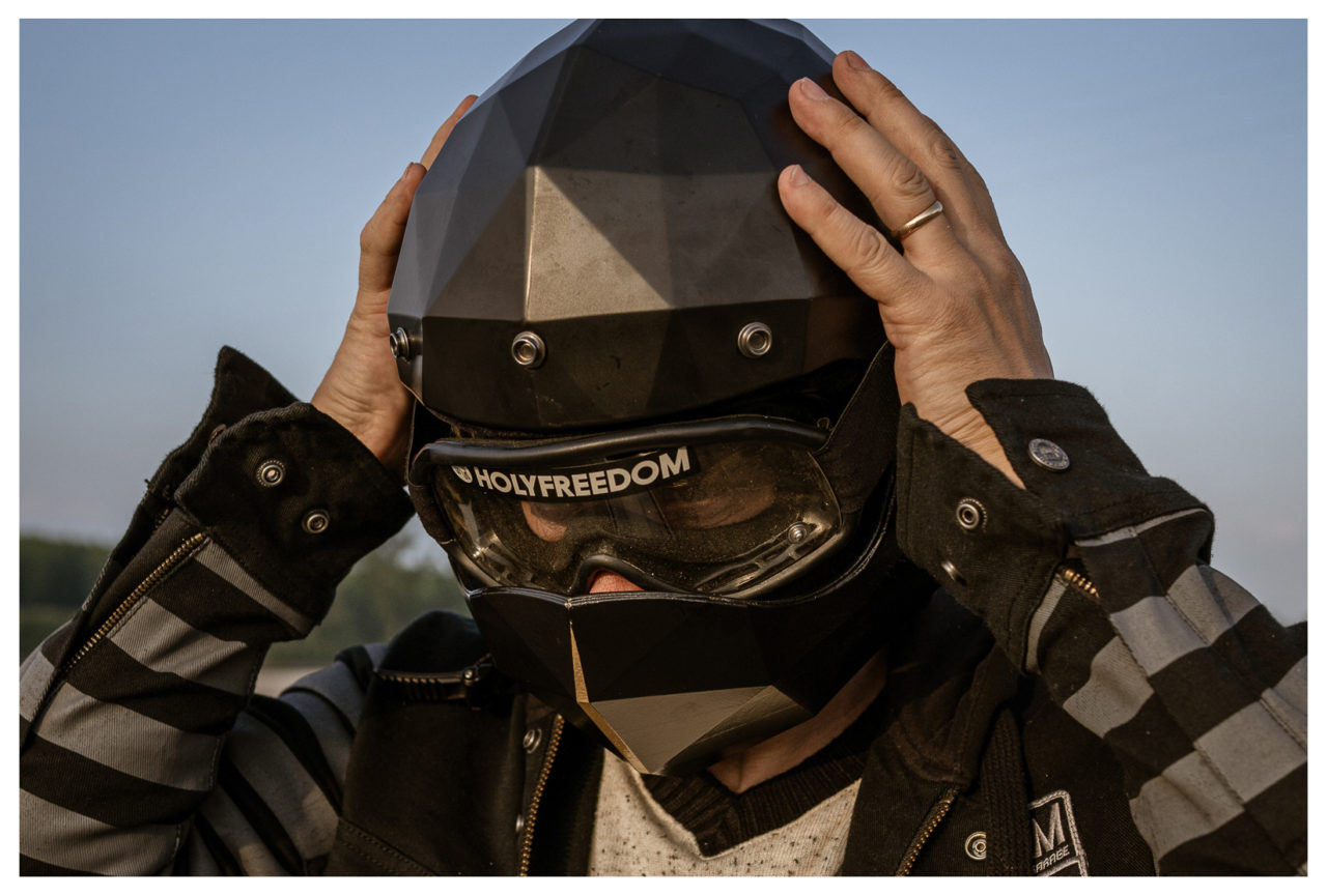 Holy Freedom Stealth Helmet : Roulez libre et avec style !