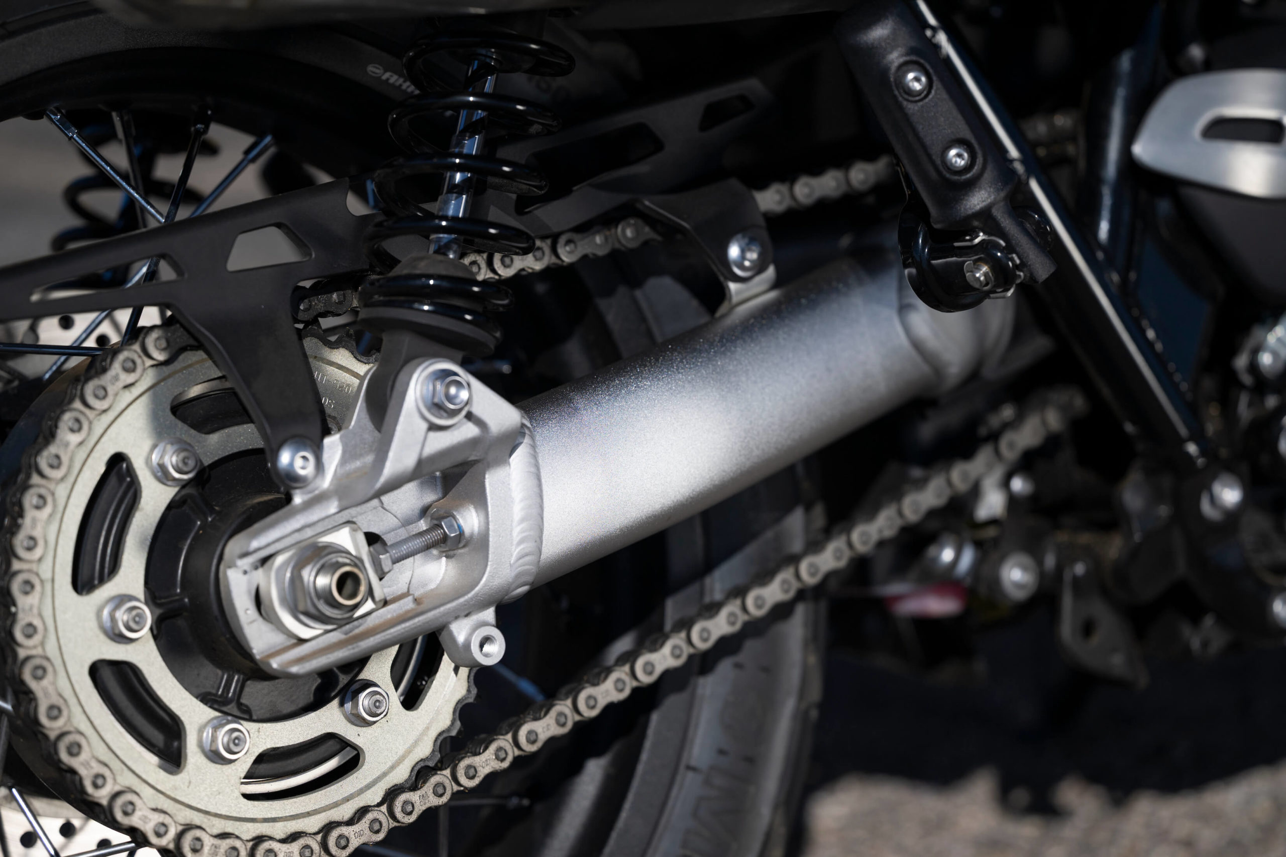 triumph modern classics 2026 scrambler 900 bras oscillant