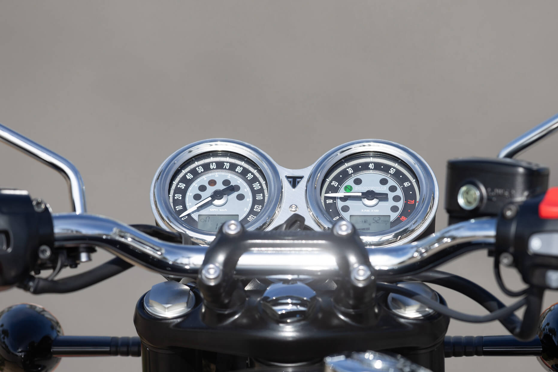 triumph modern classics 2026 compteurs T120 bonneville