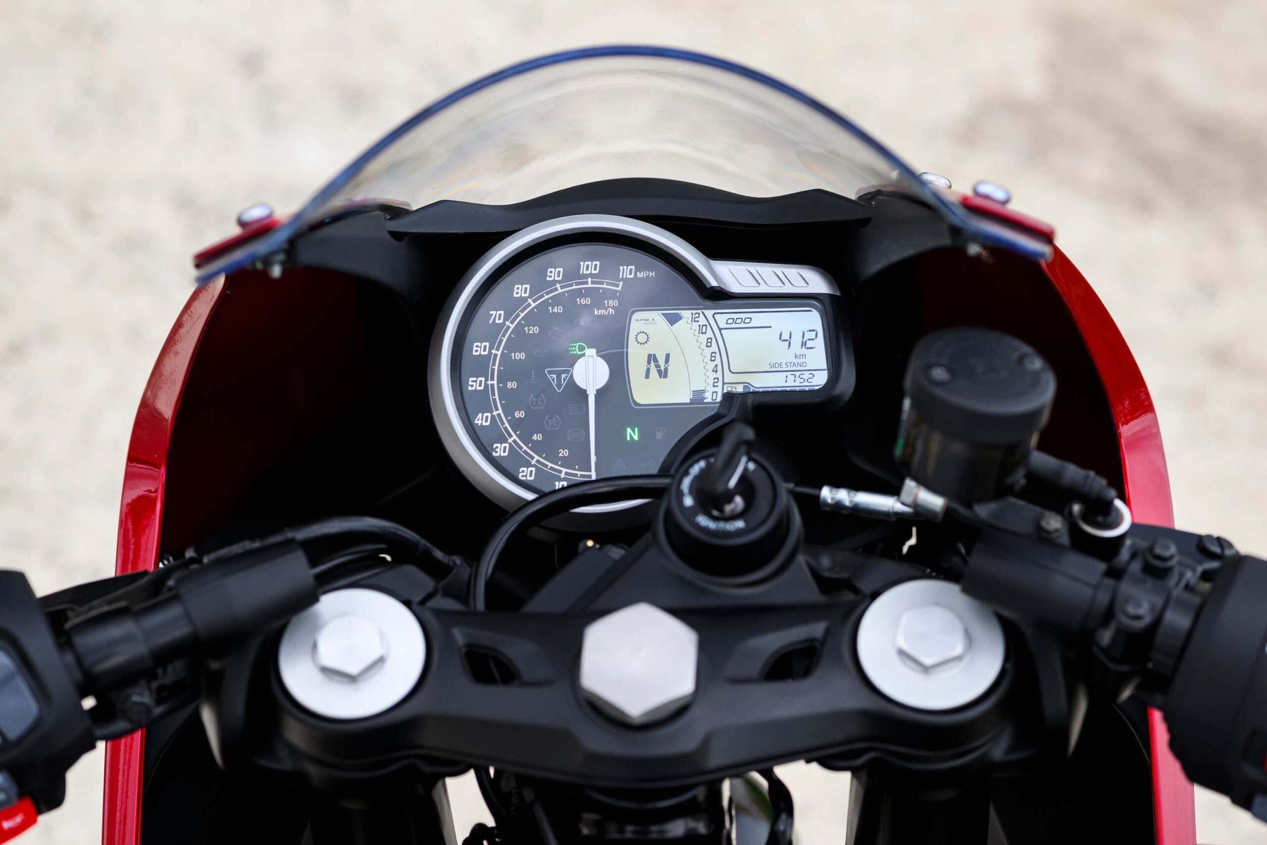 Triumph Thruxton 400 test