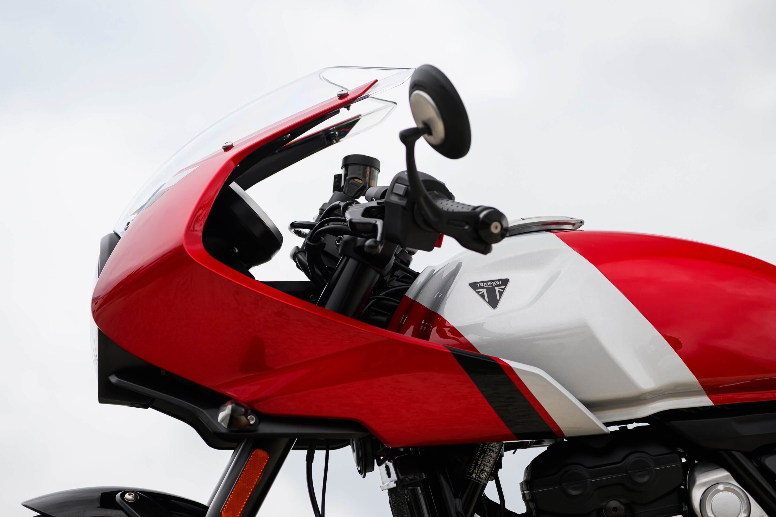 Triumph trhuxton 400 test