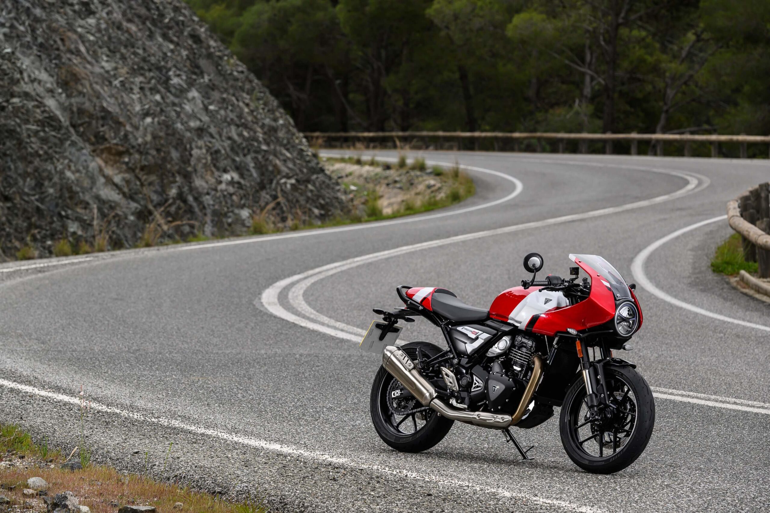 Triumph trhuxton 400 test